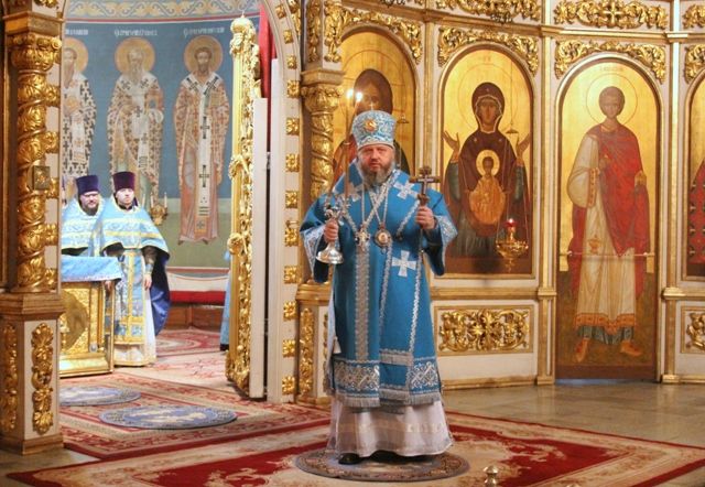 В праздник Сретения Господня митрополит Аристарх совершил Литургию в Знаменском кафедральном соборе