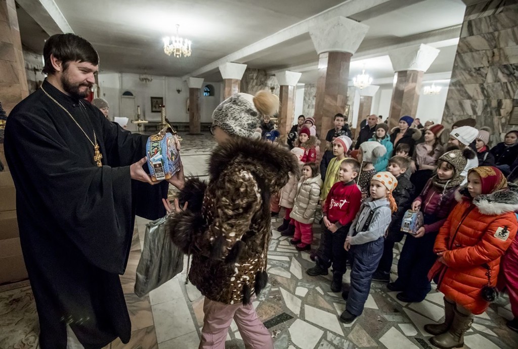 Дети Воскресной школы Знаменского собора получили Новогодние подарки от Губернатора