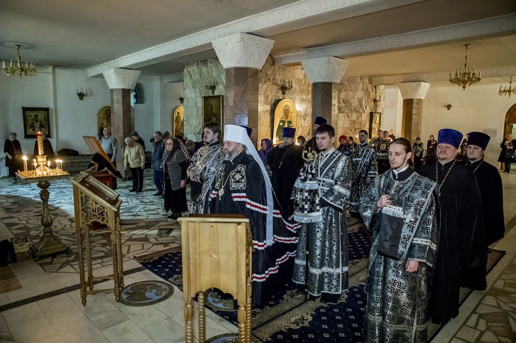 Митрополит совершил Литургию Преждеосвященных Даров в кафедральном соборе