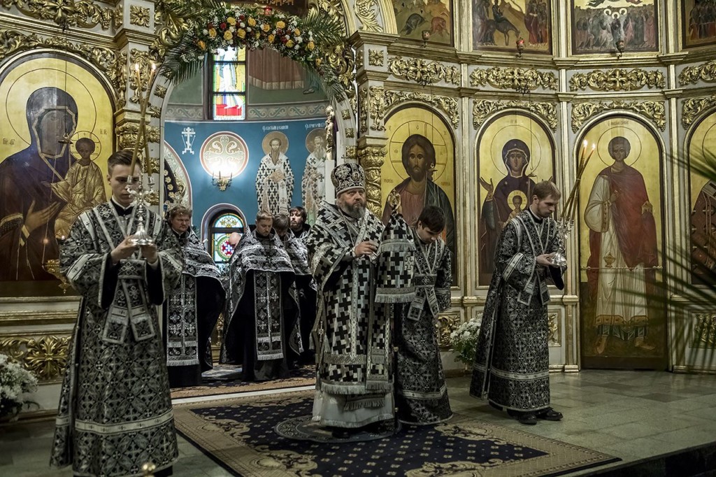 Утреня с чином погребения Плащаницы совершена в Знаменском соборе