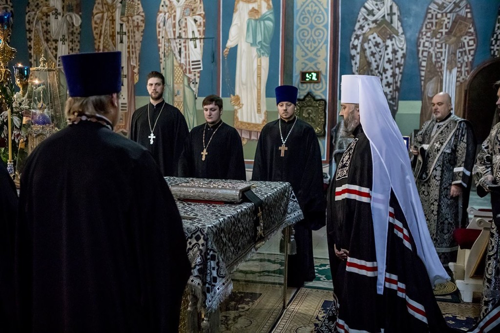 В Великую Субботу митрополит совершил Литургию в Знаменском соборе