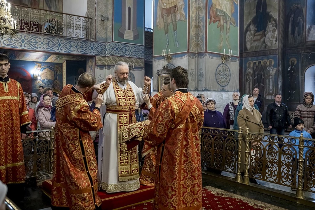 Глава митрополии совершил Великую Пасхальную вечерню