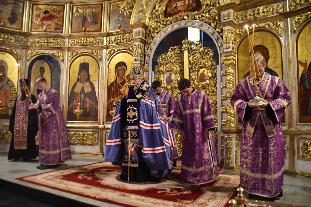 Цвет облачения на вознесение господне. Облачение священника на Воздвижение Креста Господня. Храм Крестовоздвижения в Митино священники.