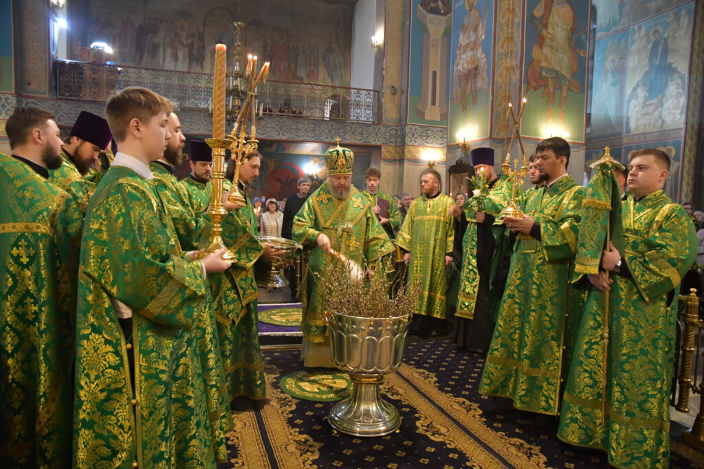 Пасха в Знаменском соборе Барнаула